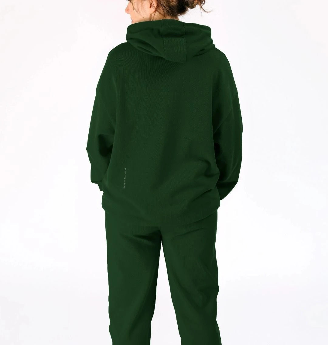 gros plan du sweat à capuche vert KARDAIA vu de dos porté par une femme