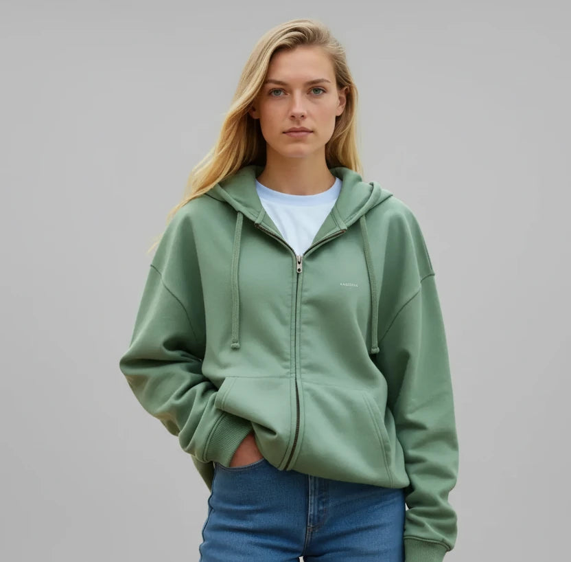 sweat à capuche zippé femme vert argile vu de face avec zip fermé