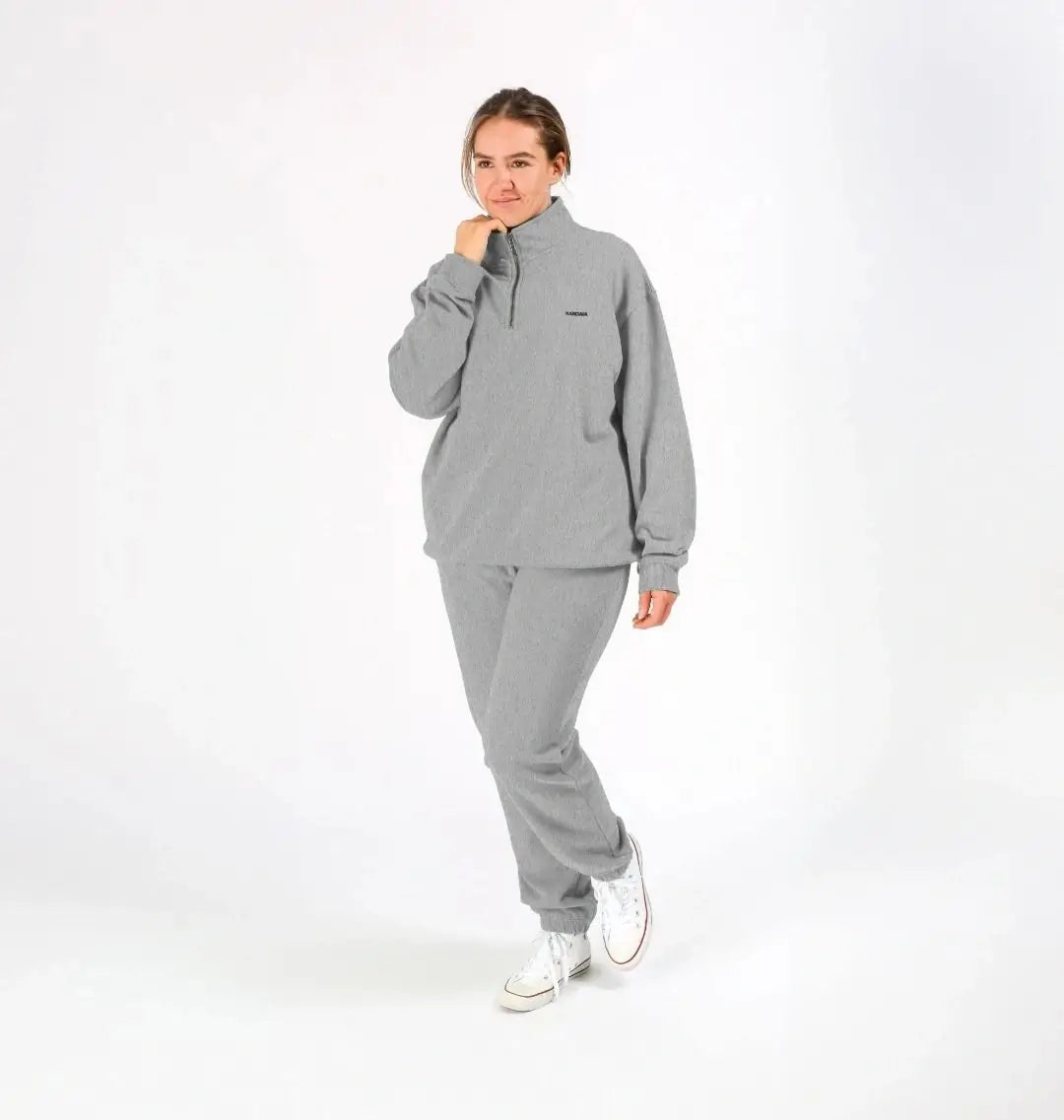 femme portant un ensemble complet en coton bio gris chiné avec sweat zippé et pantalon