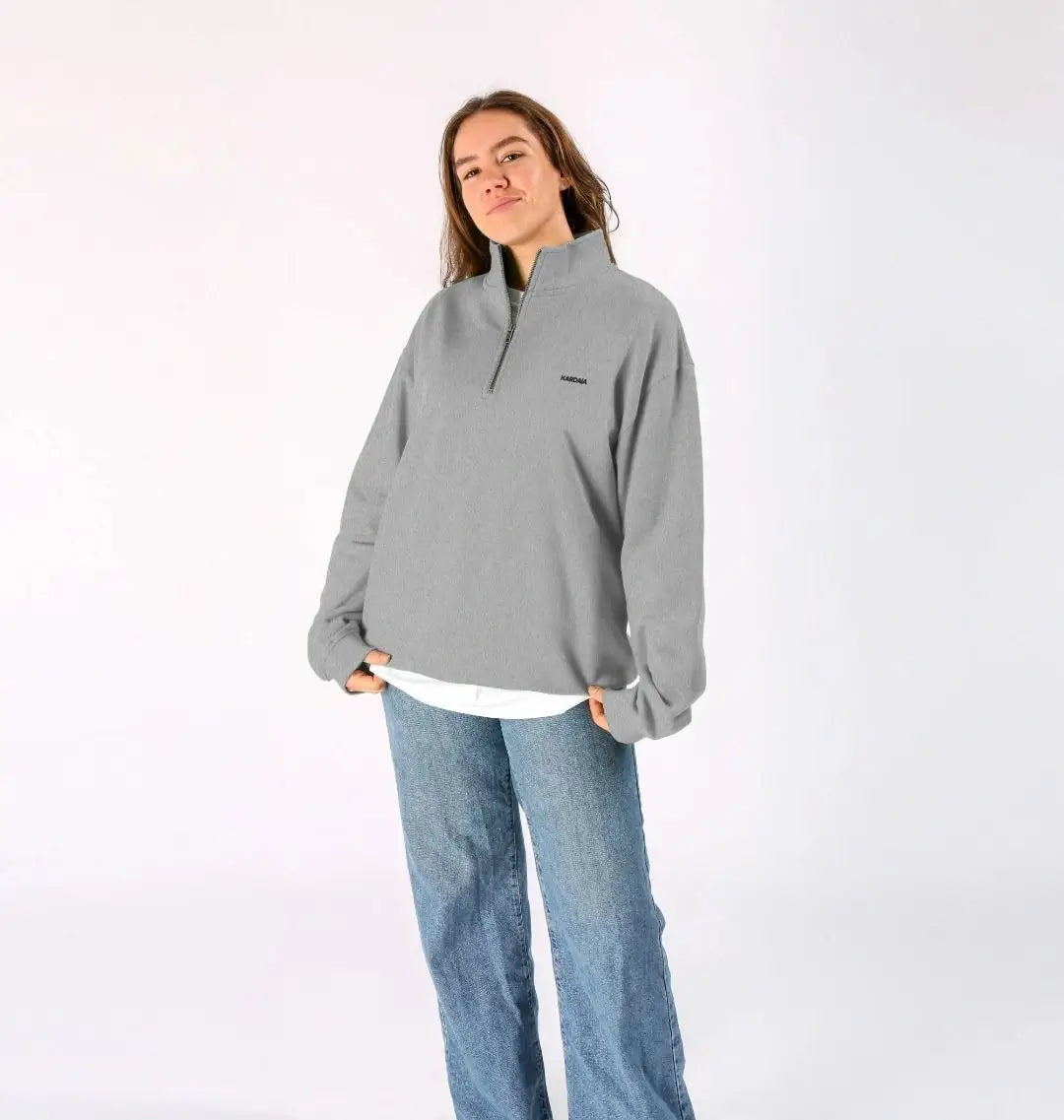 sweat femme gris chiné col montant zippé porté avec un jean large