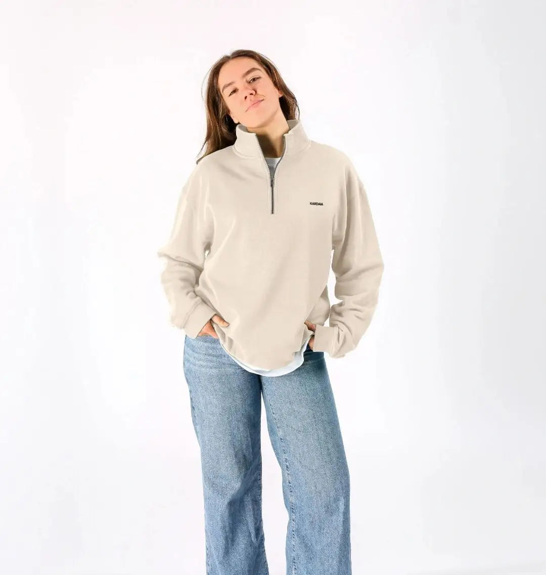 sweat femme col montant zippé sable doux porté avec un jean ample