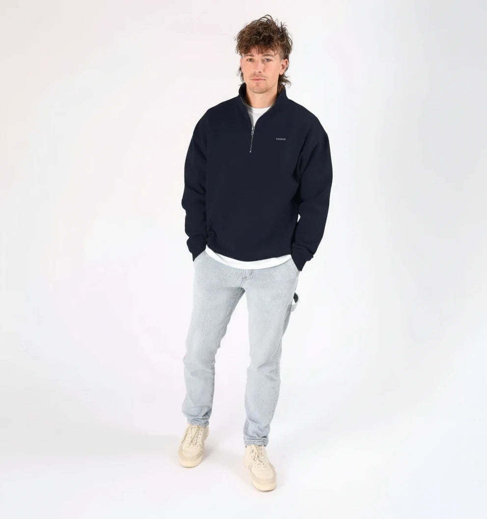 sweat quarter zip bleu navy KARDAIA porté par un homme, style casual en studio