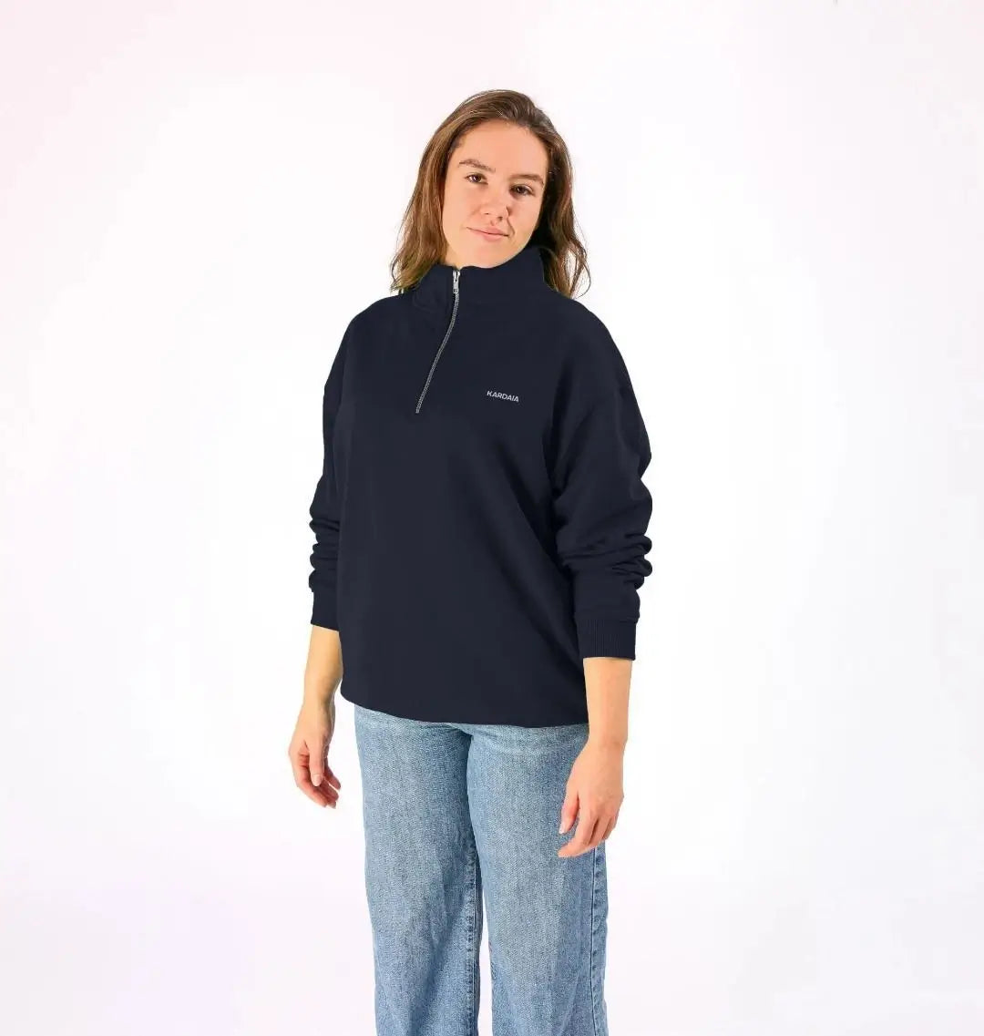 sweat-shirt femme à quart de zip bleu marine porté avec un jean clair