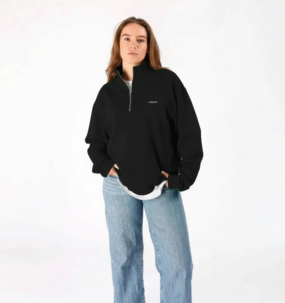 sweat-shirt femme à quart de zip noir porté avec un jean clair