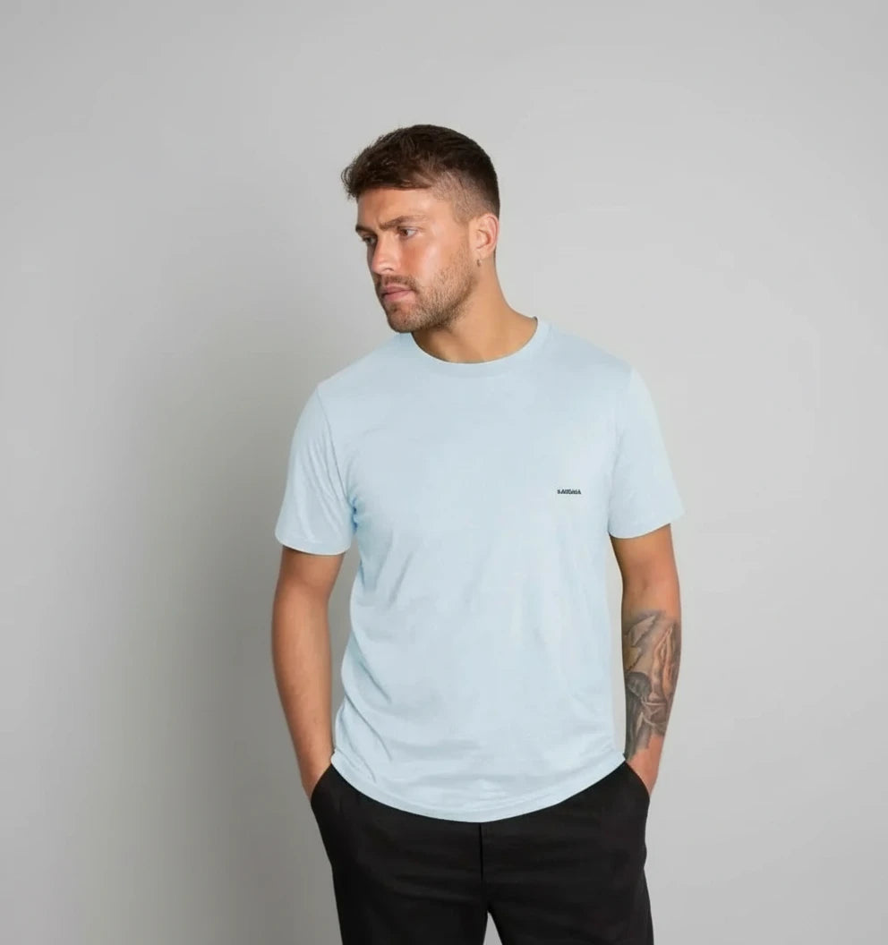 t-shirt basique bleu ciel KARDAIA porté par un homme en studio