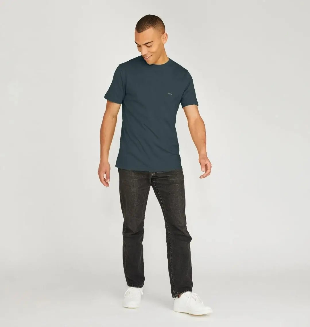 t-shirt basique bleu minéral KARDAIA porté par un homme debout avec jean noir