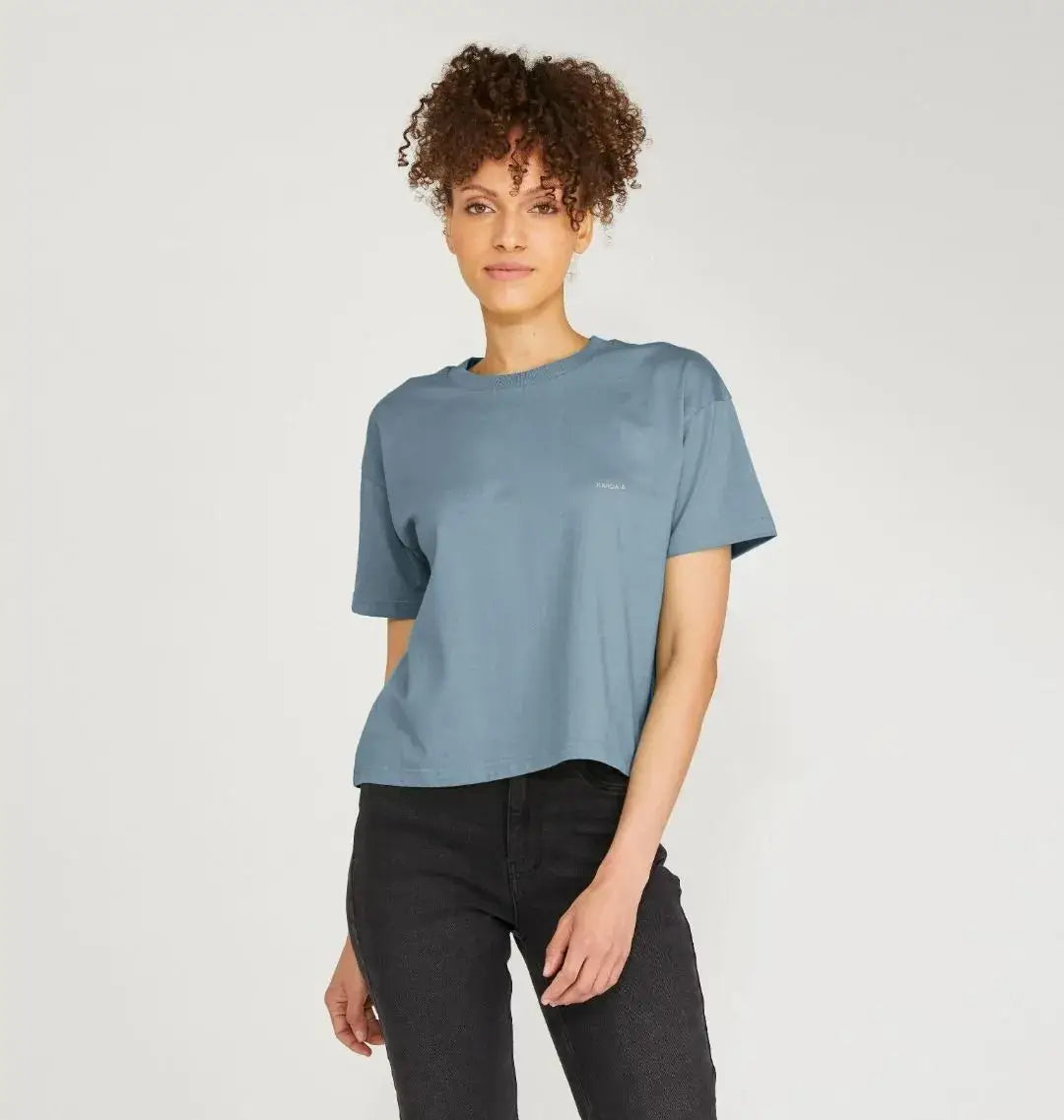 t-shirt boxy bleu ciel KARDAIA en coton bio porté par une femme en studio