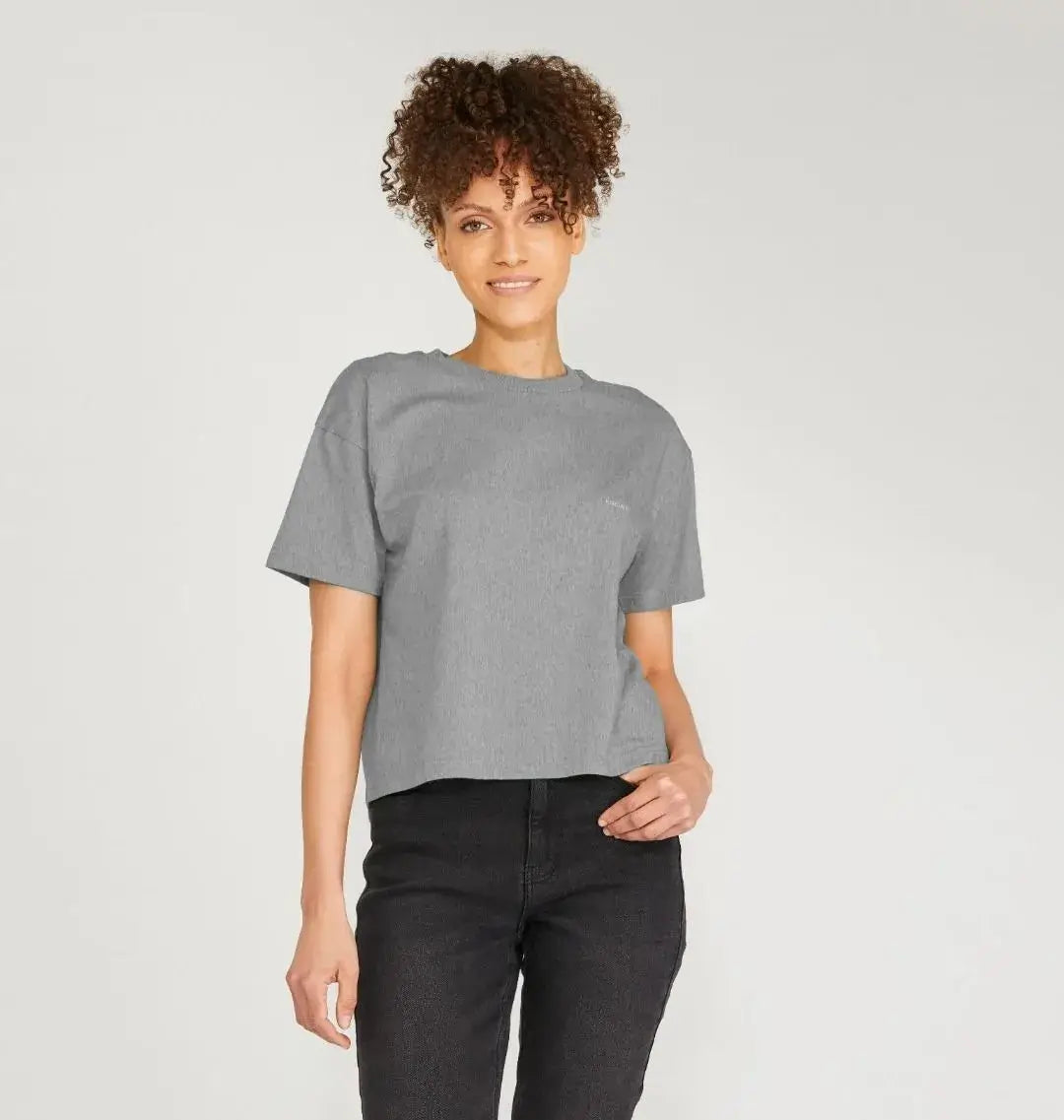 t-shirt boxy gris pierre KARDAIA en coton bio porté par une femme en studio