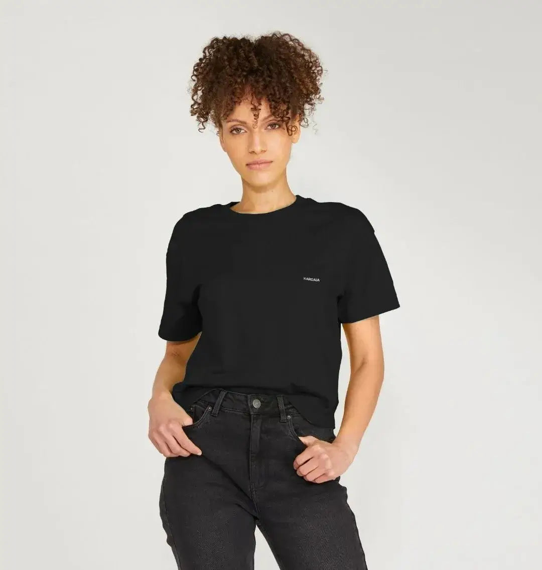 t-shirt boxy noir KARDAIA en coton bio porté par une femme en studio