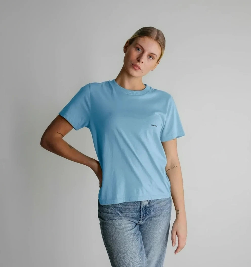 t-shirt essentiel bleu brume KARDAIA en coton bio porté par une femme en studio