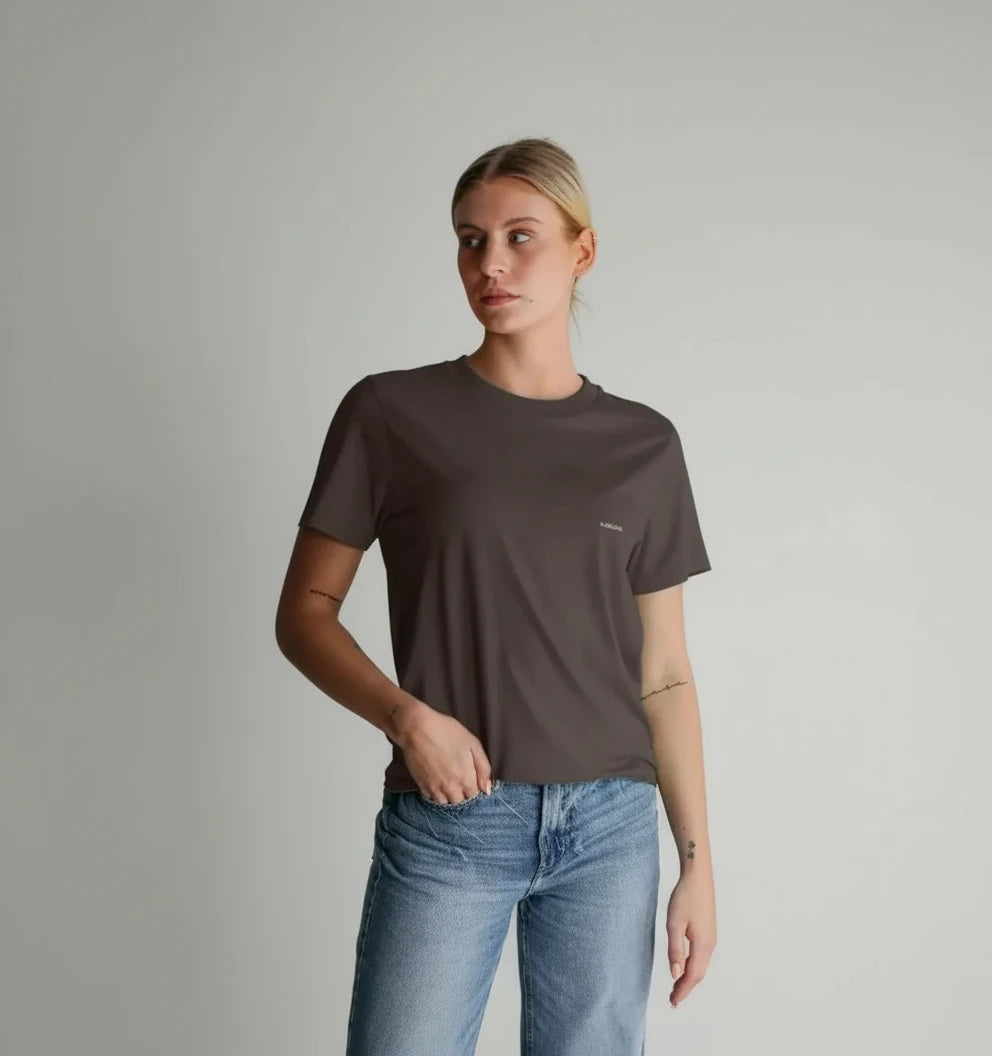t-shirt essentiel brun ecorce KARDAIA en coton bio porté par une femme en studio