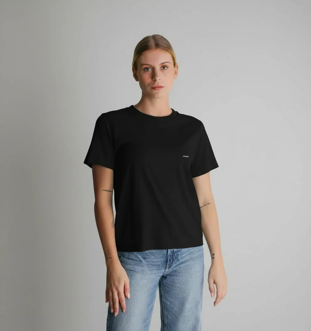 t-shirt essentiel noir KARDAIA en coton bio porté par une femme en studio
