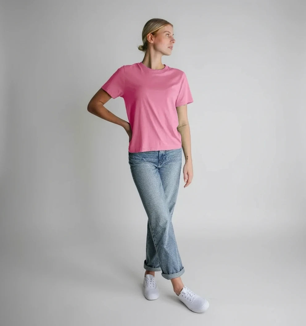 t-shirt essentiel rose vif KARDAIA en coton bio porté par une femme en studio