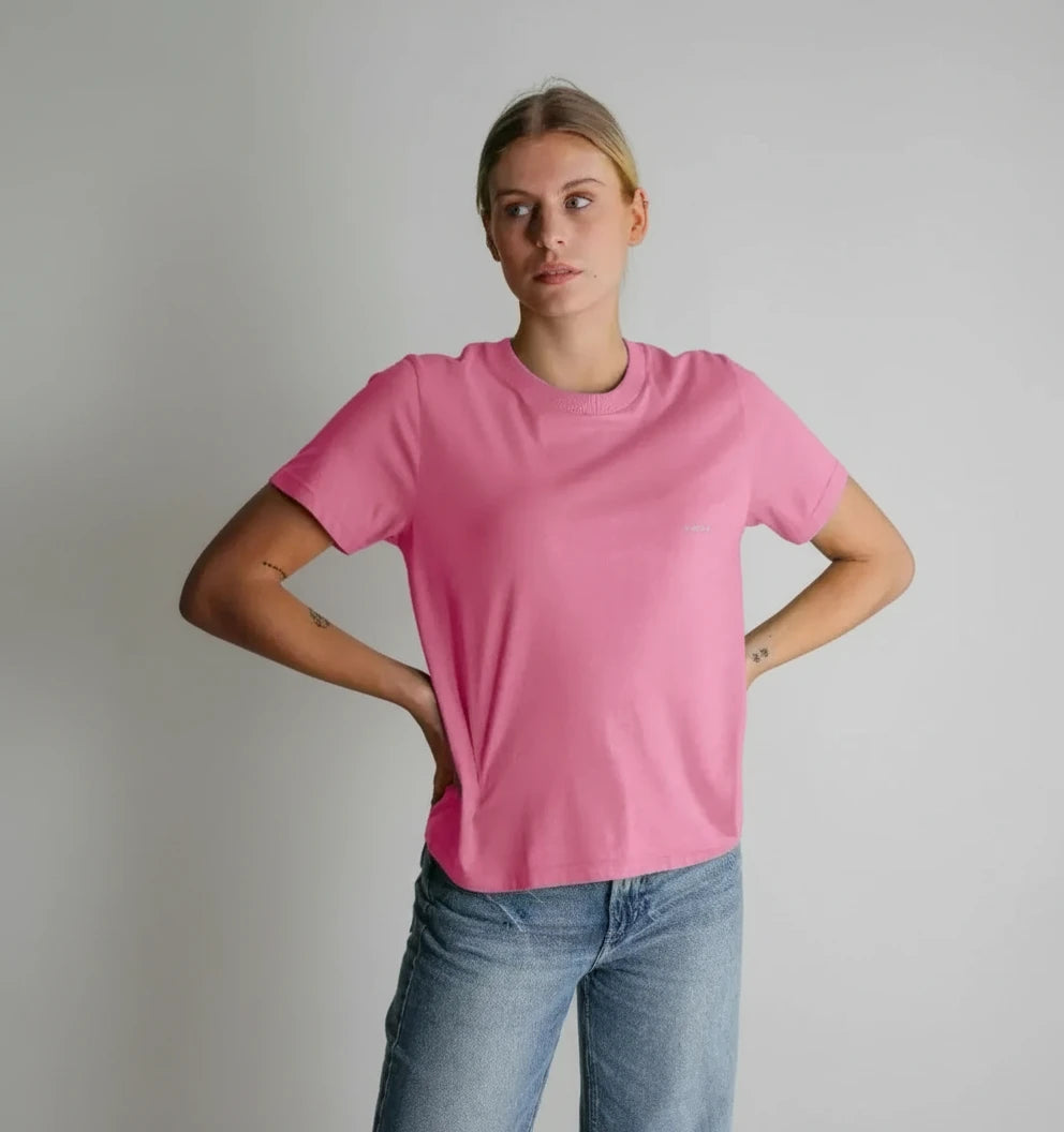 t-shirt essentiel rose vif KARDAIA en coton bio porté par une femme en studio portrait