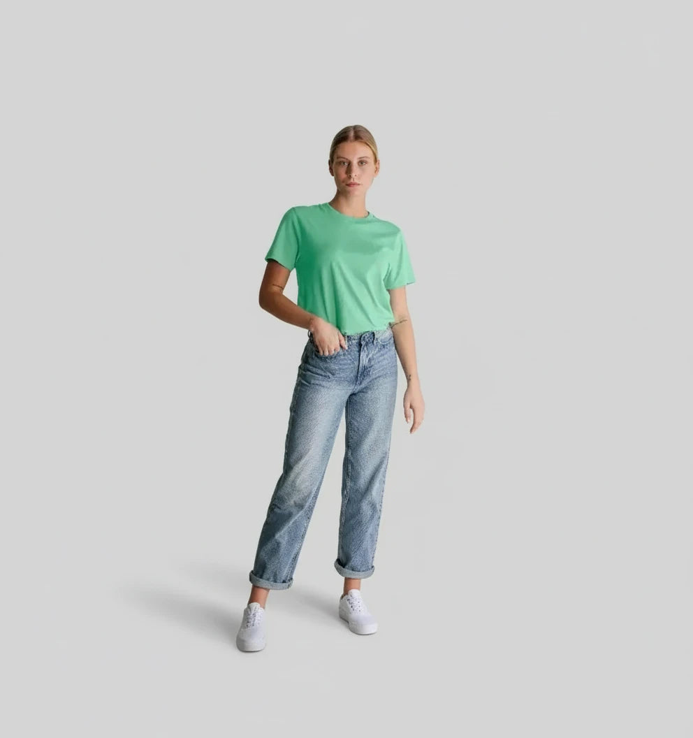 t-shirt essentiel vert menthe KARDAIA en coton bio porté par une femme en pied
