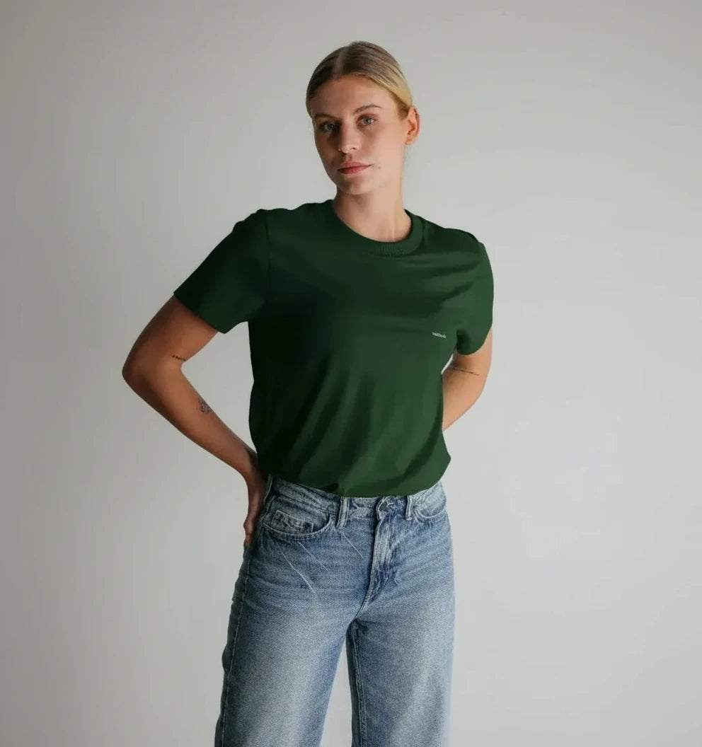 t-shirt essentiel vert sapin KARDAIA en coton bio porté par une femme en studio