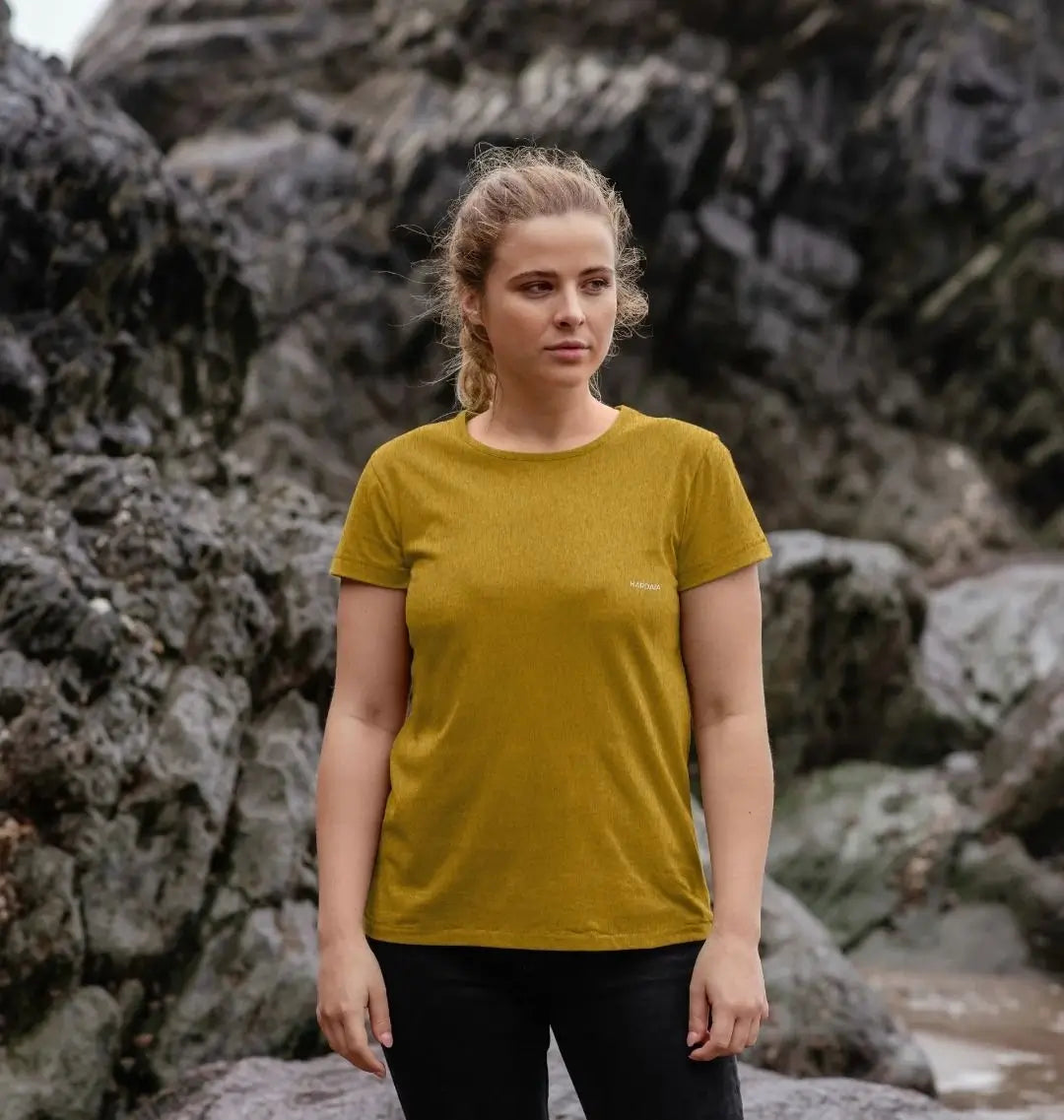 t-shirt ocre lumière pour femme KARDAIA, style doux et éthique en bord de mer