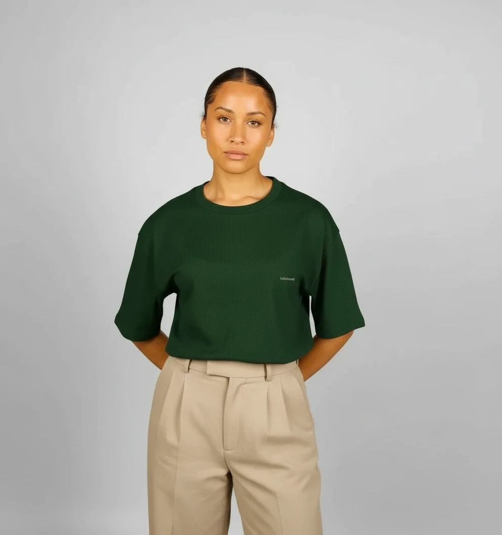 t-shirt oversize vert foncé KARDAIA porté par une femme debout devant fond beige