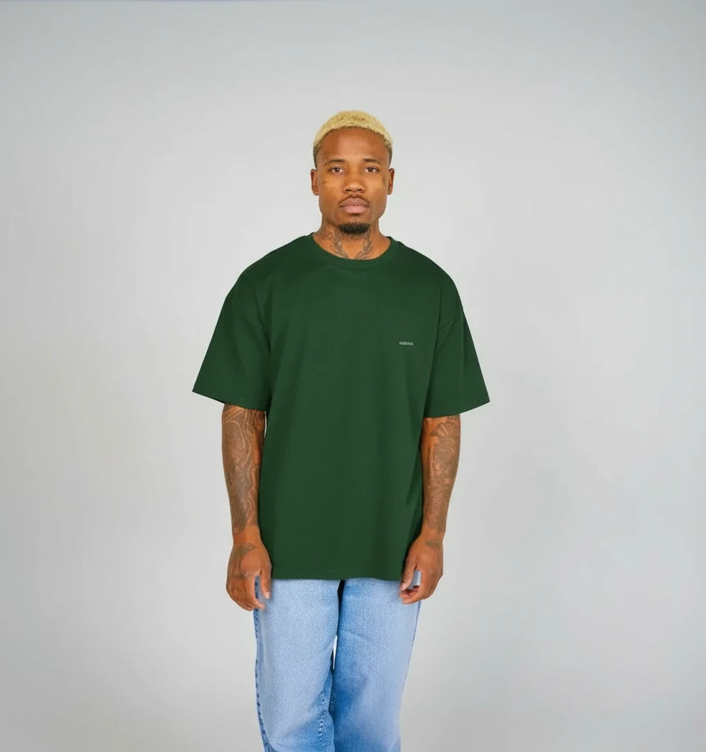 t-shirt oversize vert foncé KARDAIA porté par un homme devant fond studio clair