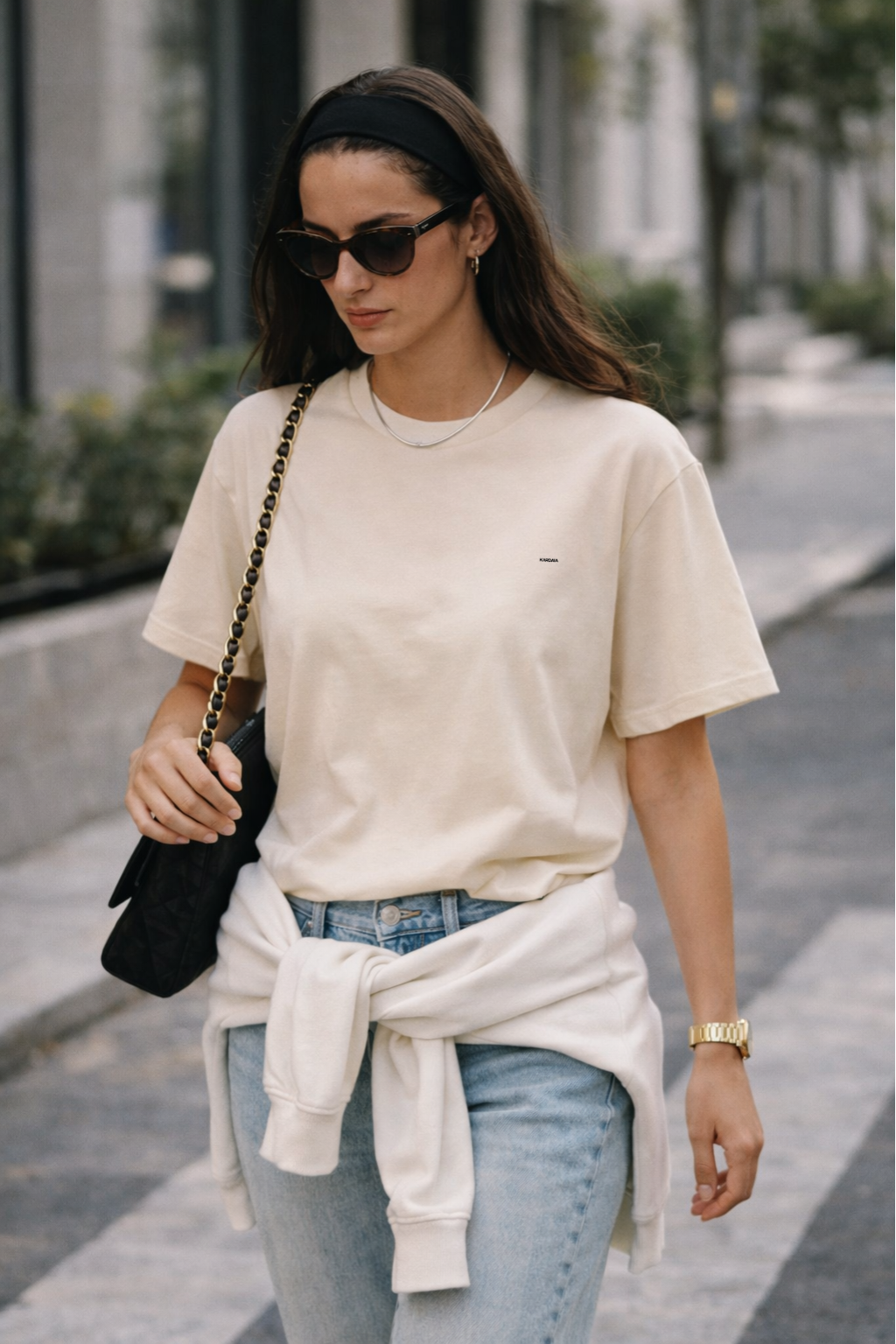 Femme en t-shirt beige coton biologique KARDAIA, style urbain minimal et élégant