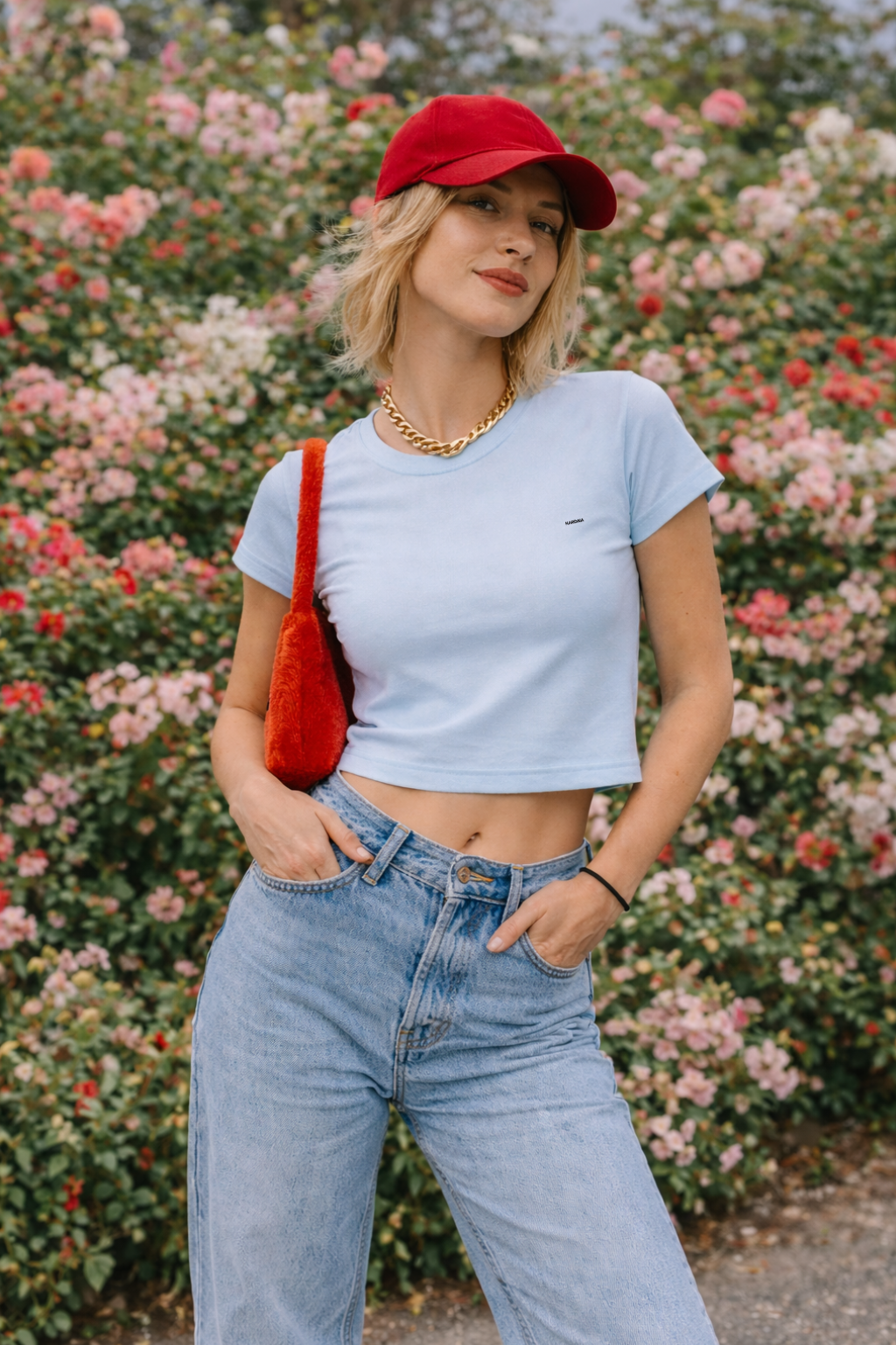 Femme portant un t-shirt bleu ciel en coton bio KARDAIA, coupe ajustée et look urbain