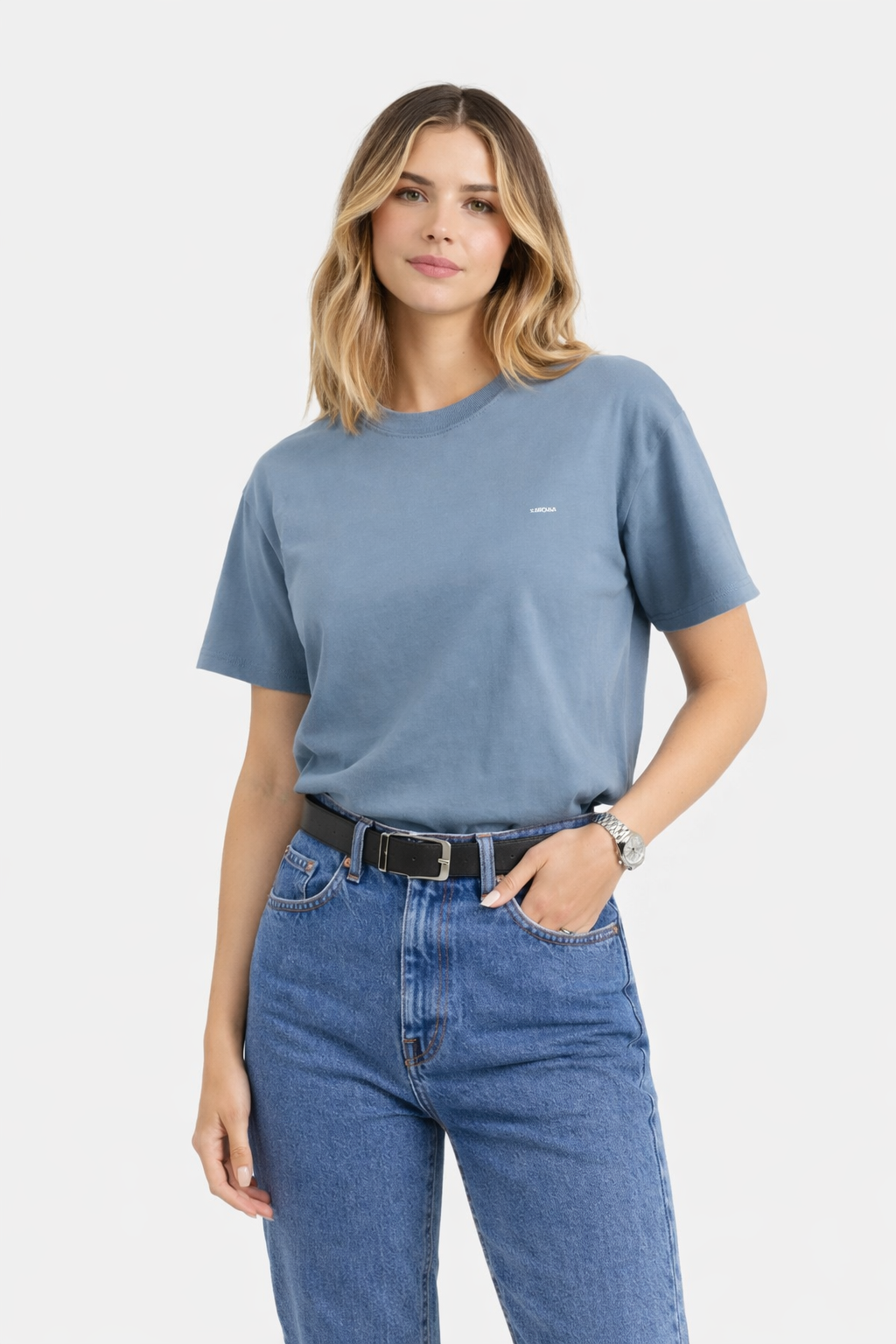 T shirt femme bleu en coton biologique porté en studio avec une allure simple et naturelle