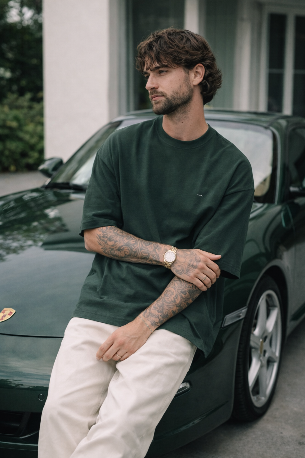 Homme portant t shirt oversize vert foncé coton bio lifestyle urbain KARDAIA